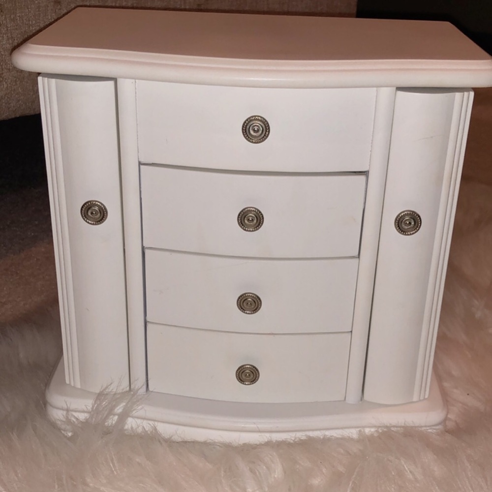 Jewelry box